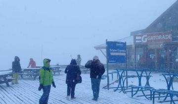 Imagen de Llegó la nieve: Bariloche quedó vestida de blanco con la primera nevada del año