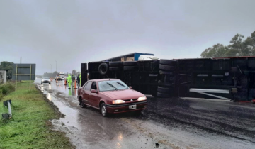 Imagen de Ruta 2: un camión volcó y otro se despistó por las ráfagas de 70 km/h que provocó el ciclón subtropical