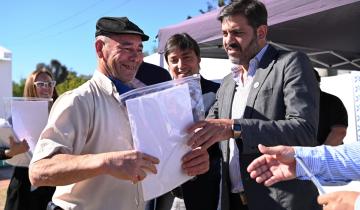 Imagen de La Provincia entrega hoy escrituras a familias de Dolores y General Lavalle