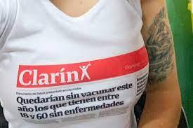 Imagen de Qué dice la remera de la joven que se vacunó usando una tapa de Clarín impresa