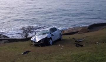 Imagen de Se despistó en la costa marplatense, cayó cuatro metros y terminó en el césped