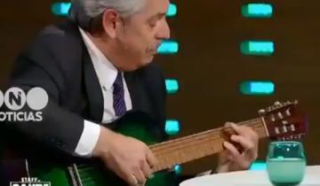 Imagen de Alberto Fernández fue a dar una entrevista y terminó tocando una canción de Los Beatles con la guitarra