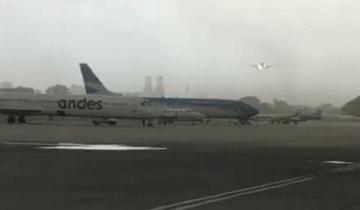 Imagen de Tras el video del aterrizaje de un avión en medio de la tormenta, apareció la filmación desde la cabina