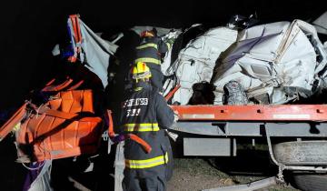 Imagen de Necochea: chocaron 3 camiones en la Ruta 228 y murió uno de los choferes