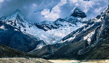 Imagen de Murieron dos montañistas argentinos tras caer al vacío