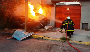 Imagen de Mar del Plata: huyó de un control, atropelló a una ciclista, chocó una casa y terminó con el auto incendiado
