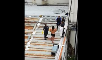 Imagen de Video: el rescate de una mujer que quiso tirarse de un techo en Mar del Plata