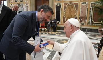 Imagen de Un costero pudo saludar al Papa y le llevó alfajores Esturión, clásicos del Partido de La Costa