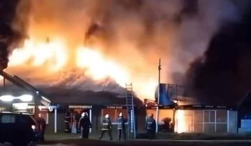 Imagen de Castelli: un incendio destruyó una tradicional parrilla en la Ruta 2