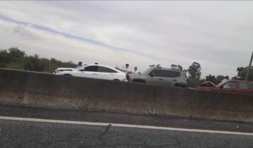 Imagen de Fin de semana largo: cinco autos chocaron en cadena en la Autovía 2