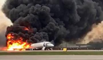 Imagen de Un avión aterrizó envuelto en llamas en Moscú