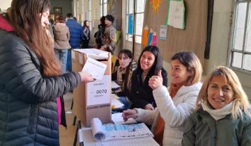 Imagen de Dolores: aplausos para una adolescente que emitió su primer voto