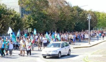 Imagen de Necochea: la salvaje agresión de familiares de una alumna a una docente generó una masiva movilización de repudio