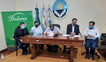 Imagen de Katopodis firmó en Dolores convenios para hacer cloacas y luz LED