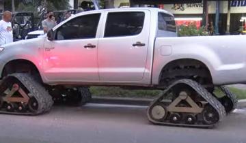Imagen de La llamativa camioneta con sistema de orugas que circula por Pinamar