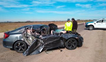 Imagen de Impresionante choque de un auto contra un camión en la ruta