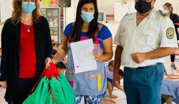 Imagen de Dolores: internos de la cárcel confeccionaron mochilas para un jardín de infantes