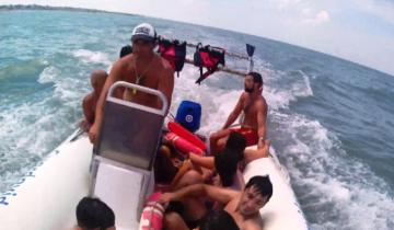Imagen de Mar Chiquita: rescatan a 5 miembros de una familia que fue arrastrada por la corriente 100 metros mar adentro