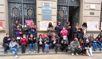 Imagen de Dolores: sentada frente a los tribunales para pedir justicia por la adolescente muerta por presunta mala praxis médica