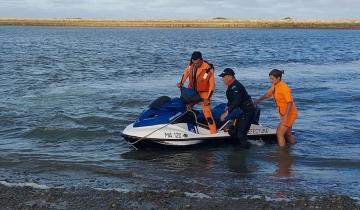 Imagen de Mar Chiquita: efectivos de Prefectura Naval Argentina rescataron a un kitesurfista en la laguna