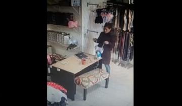 Imagen de “In fraganti” en un video: robó el celular de un local y se transfirió 40 mil pesos
