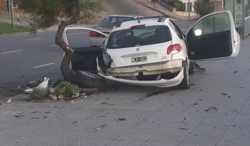 Imagen de Chocó su auto frente al mar, lo destrozó y lo busca la Policía