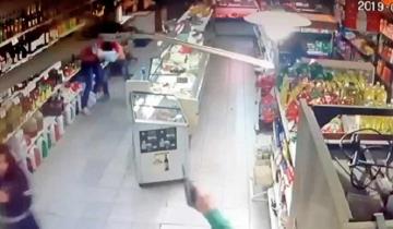 Imagen de Video: tiros, empujones y robo en un supermercado bahiense