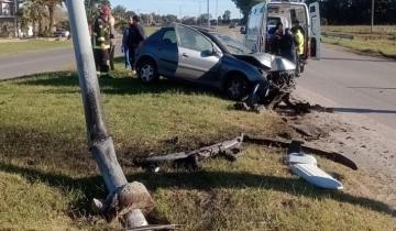 Imagen de Mar Chiquita: perdió el control del vehículo y chocó contra un poste de luz en la Ruta 11