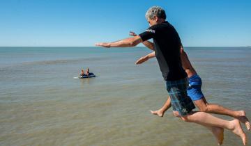 Imagen de El Intendente de Villa Gesell se lanzó al agua para inaugurar la temporada