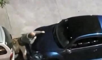 Imagen de Se hizo viral: descargó toda su furia contra un auto estacionado en la puerta de su garaje