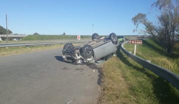 Imagen de Impactante vuelco en la Ruta 2: el conductor debió ser trasladado al Hospital de Dolores