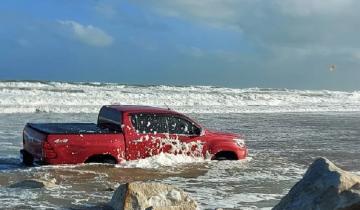 Imagen de Película repetida: el mar se "devoró" otra camioneta en Mar del Plata