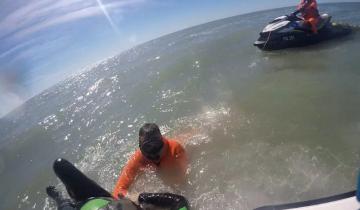 Imagen de Emergencia en el mar: rescatan a un kayakista que no podía regresar a la orilla