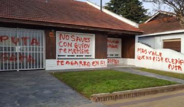 Imagen de Tremendo escrache en Tandil: le arruinaron el frente de la casa por una supuesta infidelidad