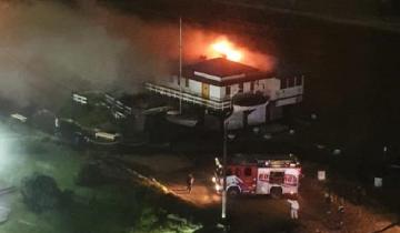 Imagen de Se incendió un balneario en Villa Gesell: el fuego afectó el 80% de la estructura