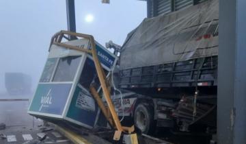Imagen de Un camión embistió una cabina de peaje y una camioneta en Rosario