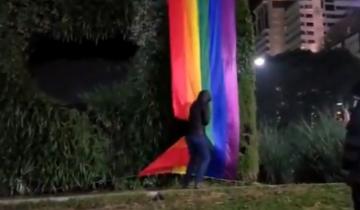 Imagen de Militantes de NOS cortaron la bandera del orgullo LGBTTIQ+ que Ciudad había izado en el obelisco