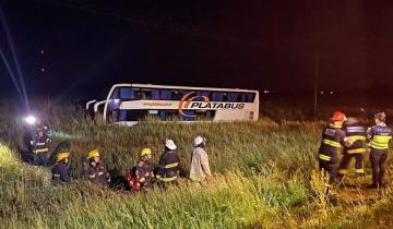 Imagen de Castelli: un muerto y 14 heridos tras el despiste de un colectivo en Ruta 2