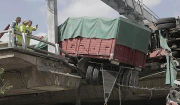 Imagen de Cayó un camión de la Autopista 25 de Mayo en Capital Federal y un chofer quedó atrapado