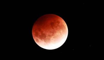 Imagen de A pesar del clima, la luna roja se vio en la Costa Atlántica