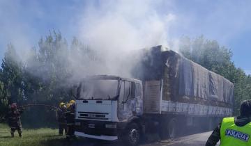 Imagen de Maipú: un camión se incendió mientras circulaba por la Ruta 2