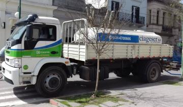 Imagen de Camiones cisternas abastecen de agua a Dolores