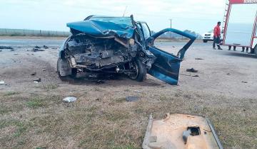 Imagen de Un auto se incrustó bajo un camión en la ruta: de milagro sobrevivió el conductor